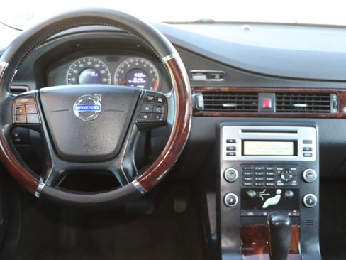 Used 2010 Volvo V70 image 11