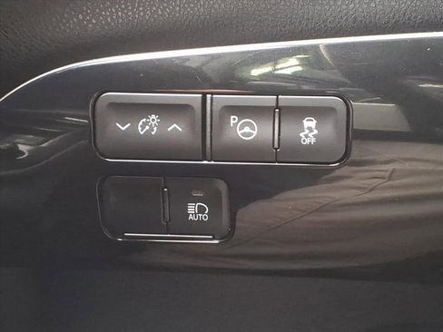 Used 2020 Toyota Prius L Eco image 19