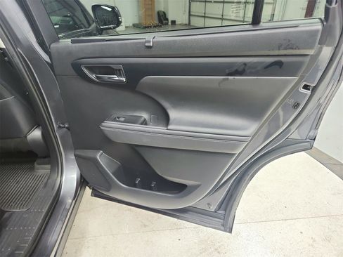 Used 2020 Toyota Highlander XLE image 43