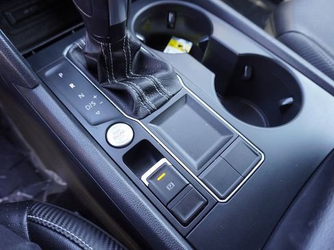 Used 2022 Volkswagen Atlas Cross Sport SE image 16