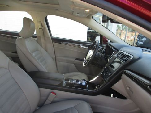 Used 2017 Ford Fusion SE w/ Fusion SE Technology Package AWD/4WD image 29