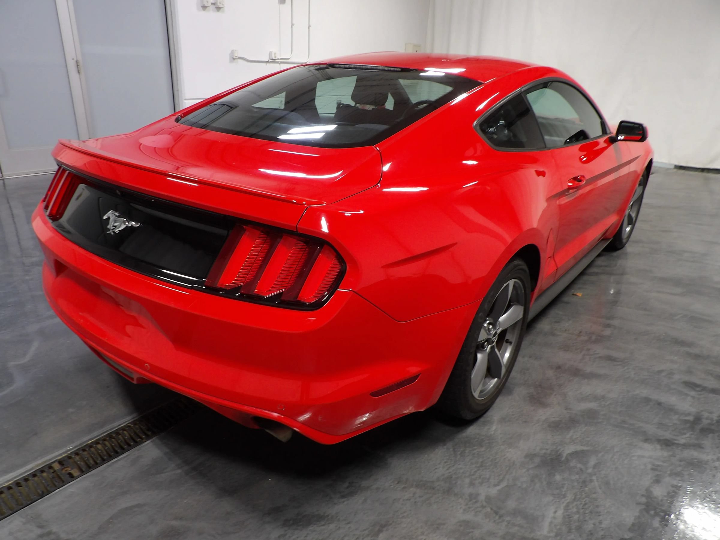 Used 2015 Ford Mustang Coupe RWD image 4