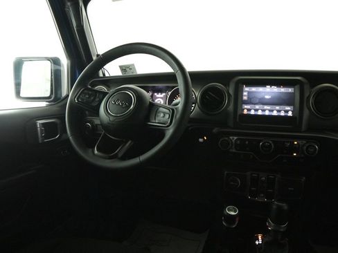 Used 2023 Jeep Gladiator Sport AWD/4WD image 10