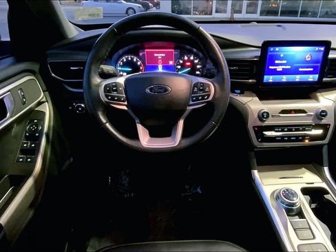 Used 2023 Ford Explorer XLT w/ Equipment Group 202A image 6