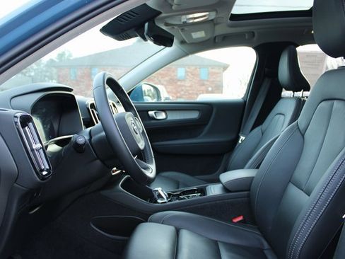 Used 2025 Volvo XC40 B5 Plus image 13