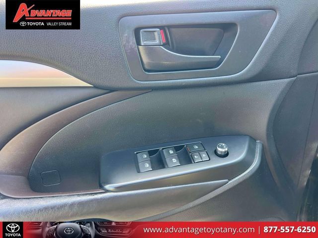 Used 2018 Toyota Highlander Plus AWD/4WD image 17