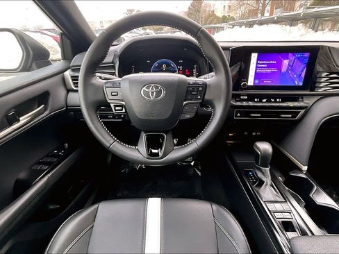 Used 2025 Toyota Camry SE image 5