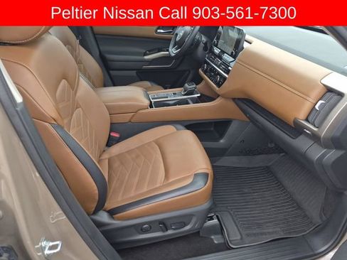 Used 2024 Nissan Pathfinder Platinum FWD image 11
