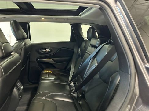 Used 2019 Jeep Cherokee Latitude Plus w/ Comfort/Convenience Group AWD/4WD image 33