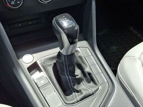 Used 2022 Volkswagen Taos SE w/ Panoramic Sunroof Package FWD image 18
