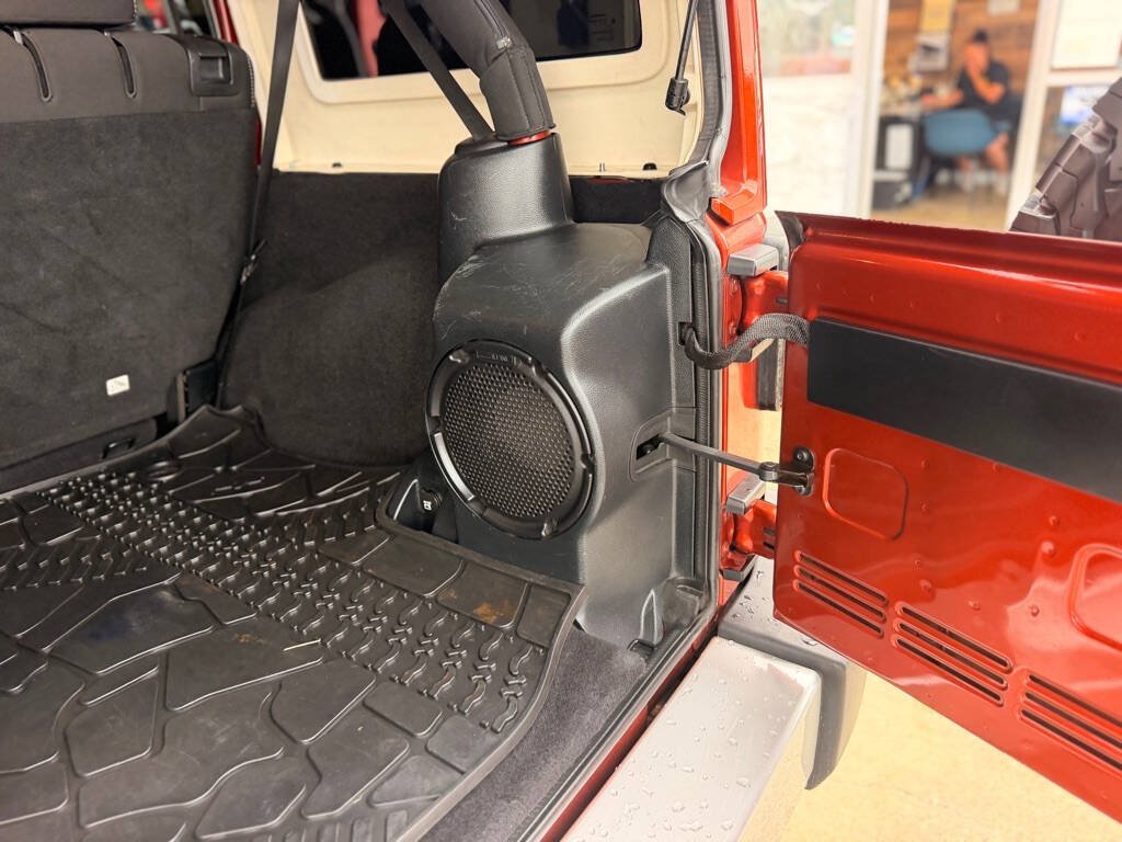 Used 2014 Jeep Wrangler Unlimited Sahara w/ Connectivity Group AWD/4WD image 27