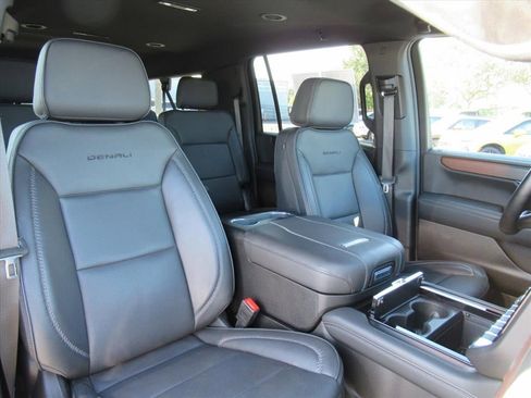 Used 2025 GMC Yukon XL Denali image 9