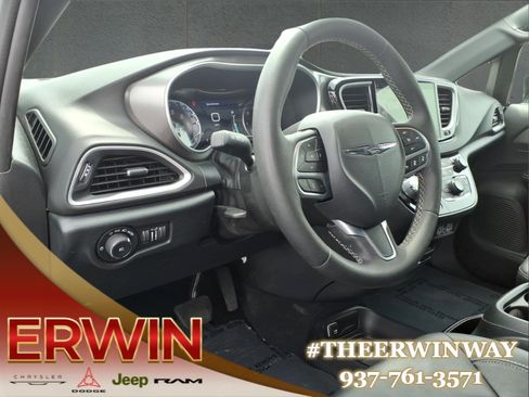 Certified 2025 Chrysler Pacifica Select FWD image 14