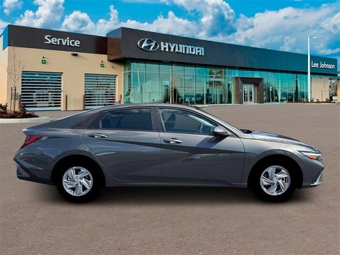 New 2026 Hyundai Elantra SE image 9