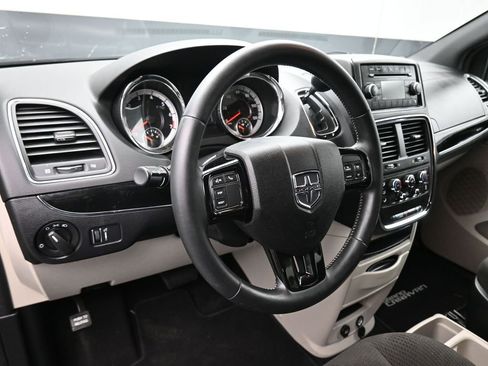 Used 2016 Dodge Grand Caravan SE image 13