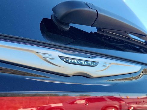 Used 2024 Chrysler Pacifica Touring-L FWD image 29