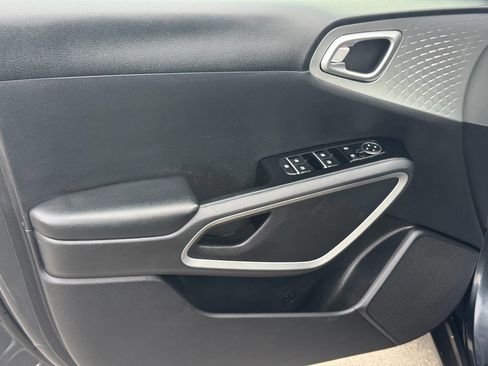 Used 2020 Kia Soul LX FWD image 9