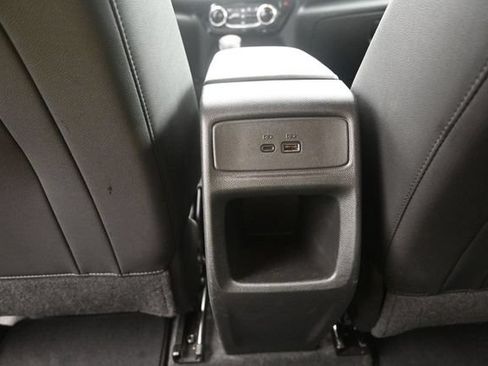 Used 2025 Chevrolet Trax LT FWD image 33