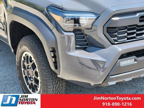 Used 2025 Toyota Tacoma TRD Off-Road AWD/4WD image 10