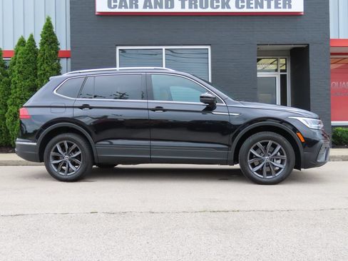 Used 2023 Volkswagen Tiguan SE w/ Panoramic Sunroof Package FWD image 3