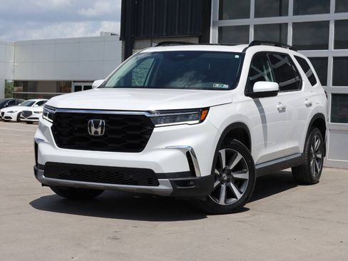 Used 2024 Honda Pilot Touring image 3