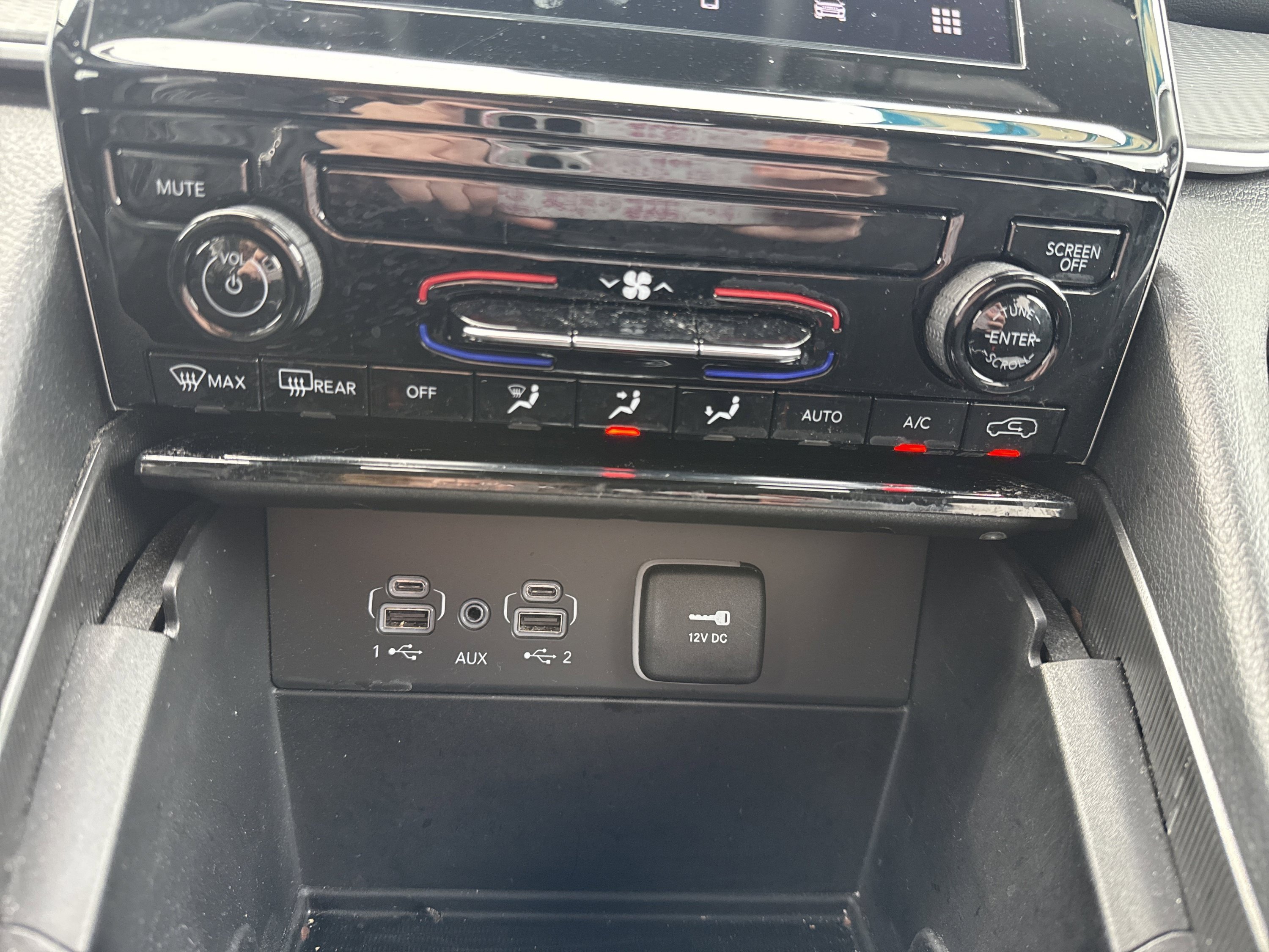 Used 2023 Jeep Grand Cherokee Laredo AWD/4WD image 11