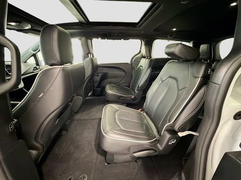 Used 2025 Chrysler Pacifica Limited FWD image 22