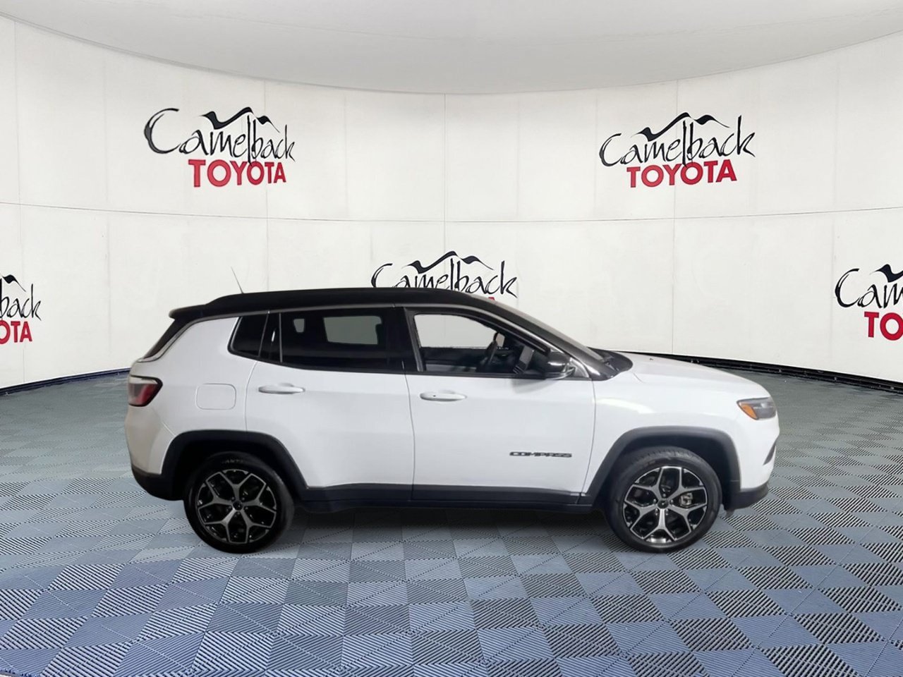 Used 2025 Jeep Compass Limited AWD/4WD image 3