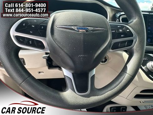 Used 2017 Chrysler Pacifica Touring Plus w/ Tire & Wheel Group FWD image 17