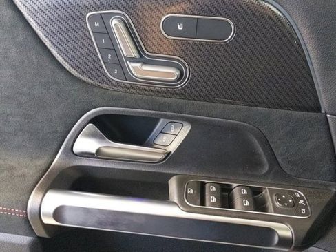 New 2024 Mercedes-Benz GLB 250 image 9