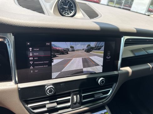 Used 2025 Porsche Macan AWD/4WD image 18