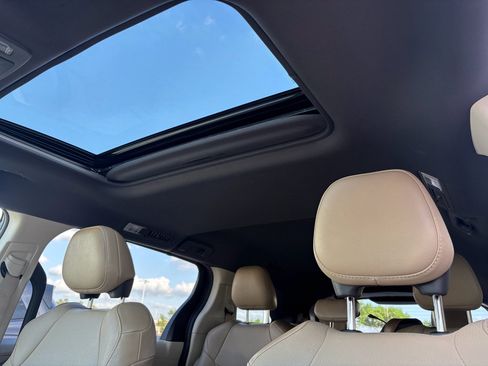 Used 2021 Toyota Sienna XLE image 22