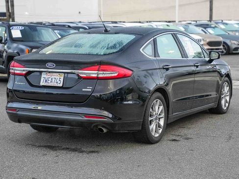 Used 2017 Ford Fusion SE w/ Fusion SE Technology Package image 5