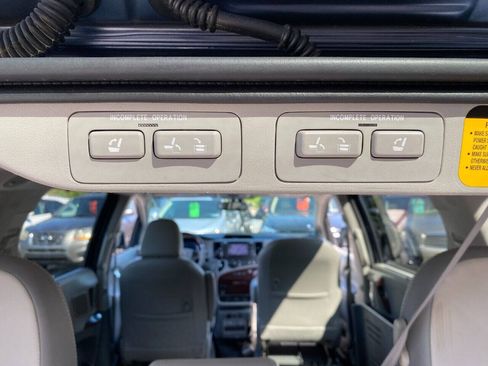 Used 2013 Toyota Sienna Limited w/ Premium Pkg FWD image 29