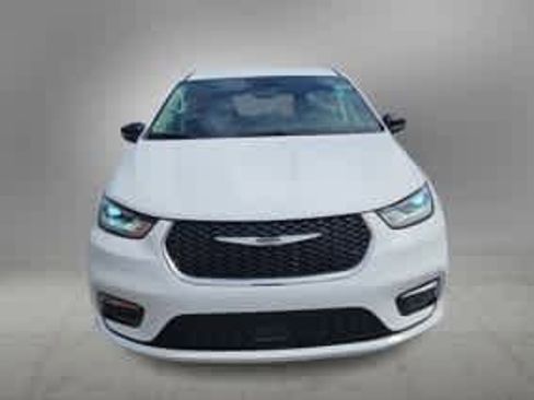 Used 2024 Chrysler Pacifica Touring-L FWD image 8