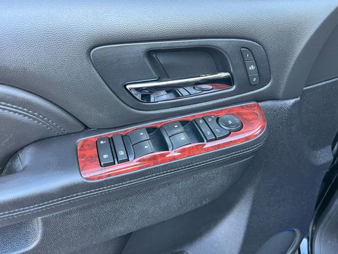 Used 2011 Cadillac Escalade Luxury image 11