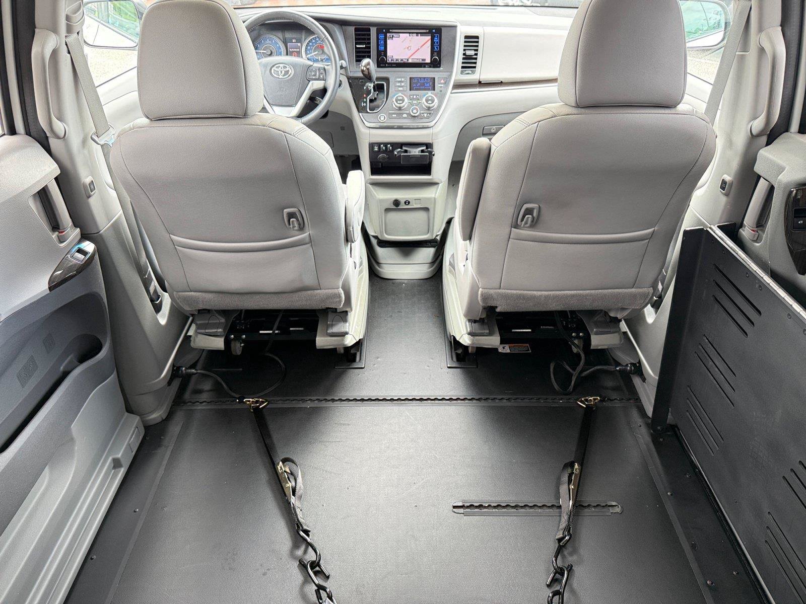 Used 2017 Toyota Sienna XLE w/ XLE Navigation Package FWD image 21