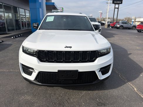 Used 2023 Jeep Grand Cherokee Altitude image 3