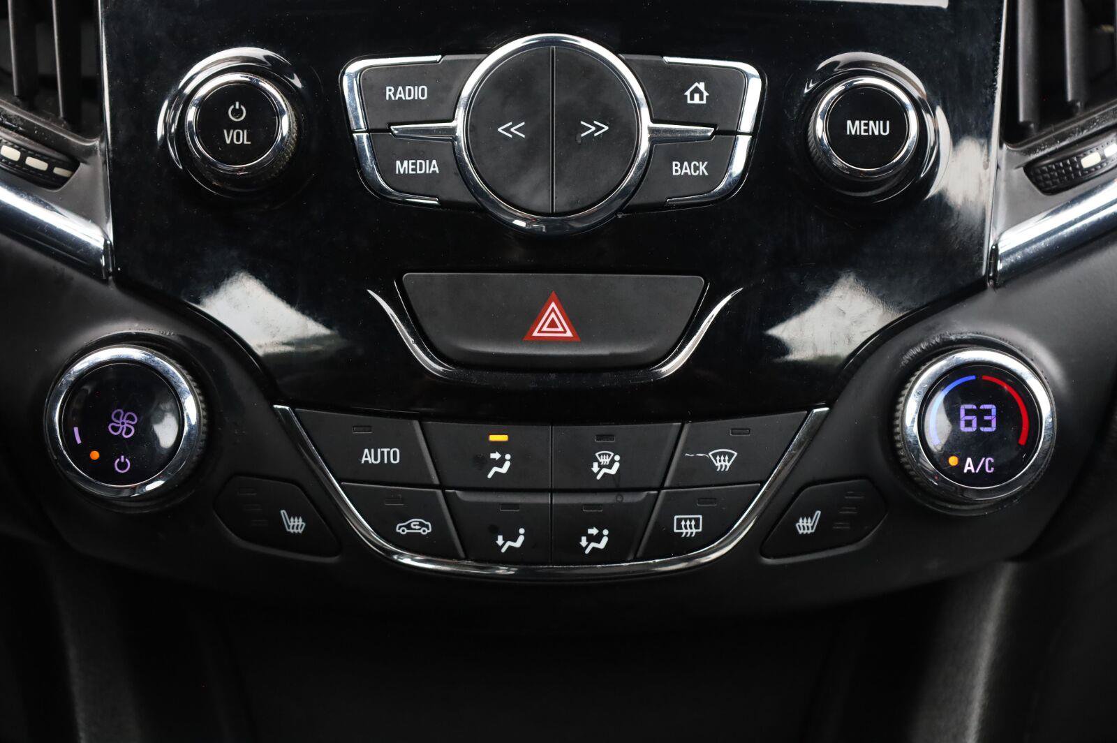 Used 2018 Chevrolet Cruze Premier FWD image 40