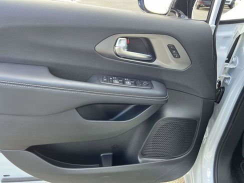 Used 2025 Chrysler Pacifica Select w/ Uconnect Theater Family Group image 21