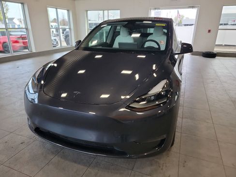 Used 2025 Tesla Model Y Long Range AWD/4WD image 2