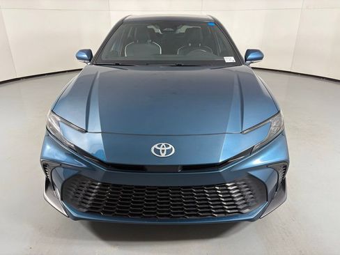 Used 2025 Toyota Camry SE image 2
