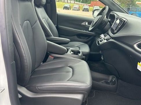 New 2027 Chrysler Pacifica Select AWD/4WD image 12