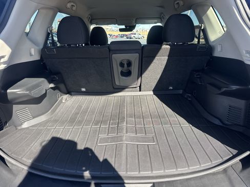 Used 2020 Nissan Rogue SV w/ Premium Package image 24