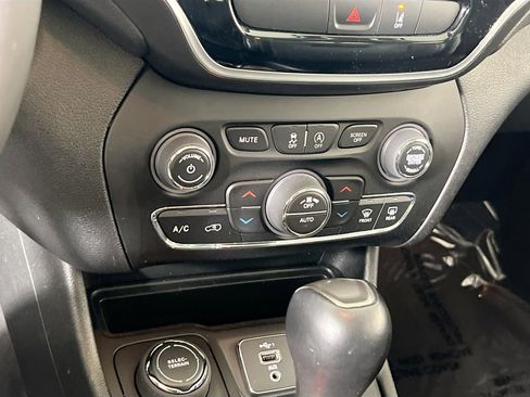 Used 2022 Jeep Cherokee Limited image 15