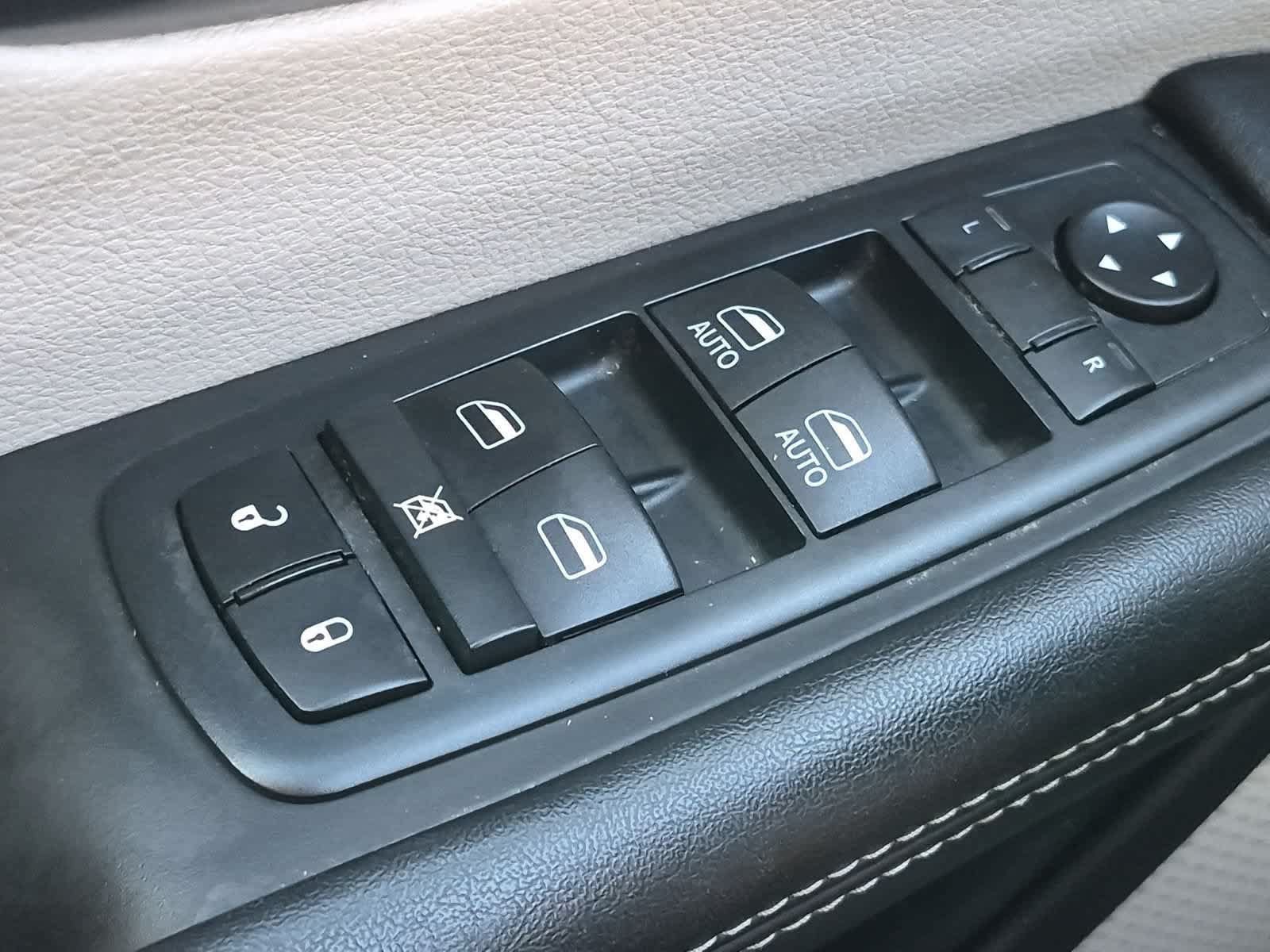 Used 2020 Chrysler Pacifica Touring-L w/ Advanced Safetytec Group FWD image 30
