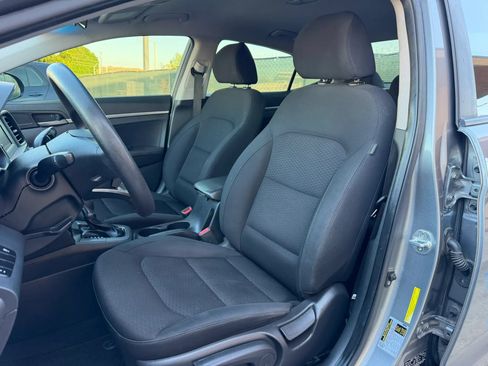 Used 2019 Hyundai Elantra SE w/ Cargo Package FWD image 10
