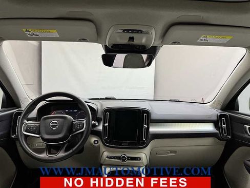 Used 2022 Volvo XC40 T5 Momentum w/ Climate Package image 12