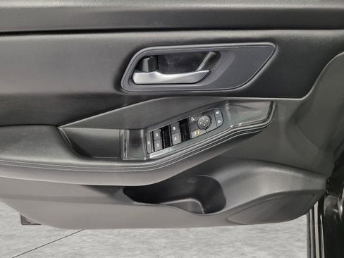 Used 2025 Nissan Rogue SV image 25