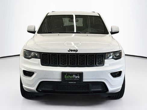 Used 2018 Jeep Grand Cherokee Altitude AWD/4WD image 2